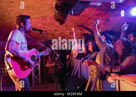 Liverpool, Merseyside, Regno Unito. Xviii oct, 2017. Cantautore britannico Frank Turner esegue un intimo show a Liverpool E.B.G.B.S del club a sostegno del luogo indipendente settimana Credito: Andy Von Pip/ZUMA filo/Alamy Live News Foto Stock