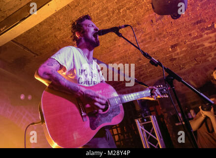 Liverpool, Merseyside, Regno Unito. Xviii oct, 2017. Cantautore britannico Frank Turner esegue un intimo show a Liverpool E.B.G.B.S del club a sostegno del luogo indipendente settimana Credito: Andy Von Pip/ZUMA filo/Alamy Live News Foto Stock