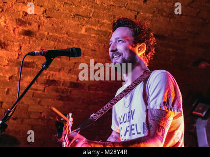 Liverpool, Merseyside, Regno Unito. Xviii oct, 2017. Cantautore britannico Frank Turner esegue un intimo show a Liverpool E.B.G.B.S del club a sostegno del luogo indipendente settimana Credito: Andy Von Pip/ZUMA filo/Alamy Live News Foto Stock