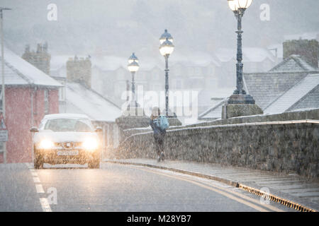 Aberystwyth, Ceredigion nel Galles, martedì 06 FebJanuary 2018 UK Meteo: forti bufere di neve caduta in Aberystwyth, West Wales, come le persone fanno il loro modo di lavorare e a scuola in una fredda mattina di febbraio nel Galles Occidentale. Il Met Office ha rilasciato un 'giallo' avvertenza per la neve e il ghiaccio, come una banda di nevischio e neve si sposta da ovest, a coprire gran parte del Galles e il nord dell'Inghilterra foto © Keith Morris Credito: keith morris/Alamy Live News Foto Stock
