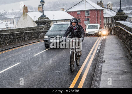 Aberystwyth, Ceredigion nel Galles, martedì 06 FebJanuary 2018 UK Meteo: forti bufere di neve caduta in Aberystwyth, West Wales, come le persone fanno il loro modo di lavorare e a scuola in una fredda mattina di febbraio nel Galles Occidentale. Il Met Office ha rilasciato un 'giallo' avvertenza per la neve e il ghiaccio, come una banda di nevischio e neve si sposta da ovest, a coprire gran parte del Galles e il nord dell'Inghilterra foto © Keith Morris Credito: keith morris/Alamy Live News Foto Stock