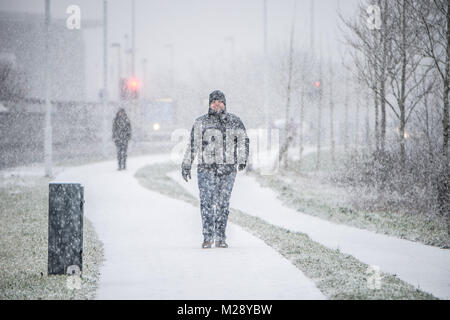Aberystwyth, Ceredigion nel Galles, martedì 06 FebJanuary 2018 UK Meteo: forti bufere di neve caduta in Aberystwyth, West Wales, come le persone fanno il loro modo di lavorare e a scuola in una fredda mattina di febbraio nel Galles Occidentale. Il Met Office ha rilasciato un 'giallo' avvertenza per la neve e il ghiaccio, come una banda di nevischio e neve si sposta da ovest, a coprire gran parte del Galles e il nord dell'Inghilterra foto © Keith Morris Credito: keith morris/Alamy Live News Foto Stock