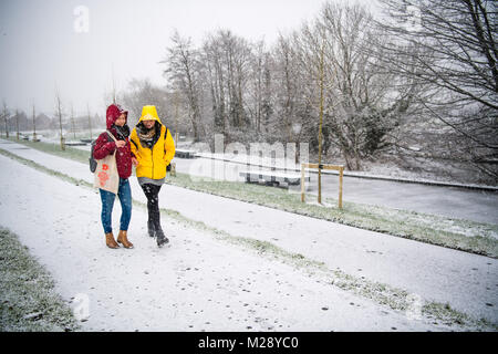 Aberystwyth, Ceredigion nel Galles, martedì 06 FebJanuary 2018 UK Meteo: forti bufere di neve caduta in Aberystwyth, West Wales, come le persone fanno il loro modo di lavorare e a scuola in una fredda mattina di febbraio nel Galles Occidentale. Il Met Office ha rilasciato un 'giallo' avvertenza per la neve e il ghiaccio, come una banda di nevischio e neve si sposta da ovest, a coprire gran parte del Galles e il nord dell'Inghilterra foto © Keith Morris Credito: keith morris/Alamy Live News Foto Stock