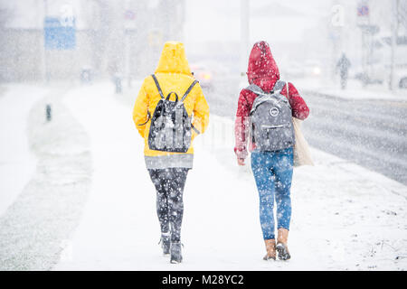 Aberystwyth, Ceredigion nel Galles, martedì 06 FebJanuary 2018 UK Meteo: forti bufere di neve caduta in Aberystwyth, West Wales, come le persone fanno il loro modo di lavorare e a scuola in una fredda mattina di febbraio nel Galles Occidentale. Il Met Office ha rilasciato un 'giallo' avvertenza per la neve e il ghiaccio, come una banda di nevischio e neve si sposta da ovest, a coprire gran parte del Galles e il nord dell'Inghilterra foto © Keith Morris Credito: keith morris/Alamy Live News Foto Stock