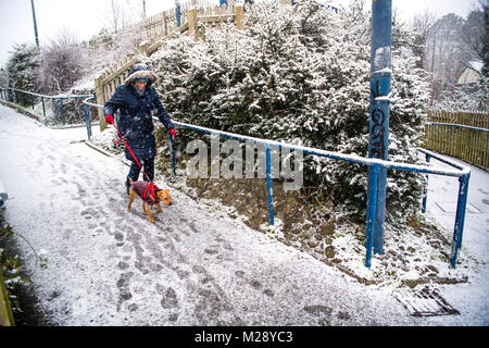 Aberystwyth, Ceredigion nel Galles, martedì 06 FebJanuary 2018 UK Meteo: forti bufere di neve caduta in Aberystwyth, West Wales, come le persone fanno il loro modo di lavorare e a scuola in una fredda mattina di febbraio nel Galles Occidentale. Il Met Office ha rilasciato un 'giallo' avvertenza per la neve e il ghiaccio, come una banda di nevischio e neve si sposta da ovest, a coprire gran parte del Galles e il nord dell'Inghilterra foto © Keith Morris Credito: keith morris/Alamy Live News Foto Stock