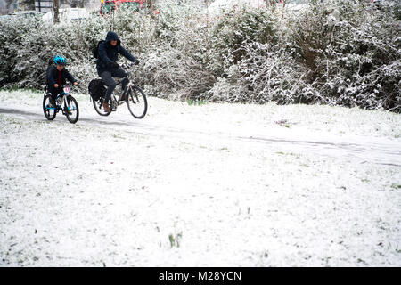 Aberystwyth, Ceredigion nel Galles, martedì 06 FebJanuary 2018 UK Meteo: forti bufere di neve caduta in Aberystwyth, West Wales, come le persone fanno il loro modo di lavorare e a scuola in una fredda mattina di febbraio nel Galles Occidentale. Il Met Office ha rilasciato un 'giallo' avvertenza per la neve e il ghiaccio, come una banda di nevischio e neve si sposta da ovest, a coprire gran parte del Galles e il nord dell'Inghilterra foto © Keith Morris Credito: keith morris/Alamy Live News Foto Stock