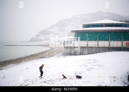 Aberystwyth, Ceredigion nel Galles, martedì 06 FebJanuary 2018 UK Meteo: forti bufere di neve coperta la spiaggia in Aberystwyth, West Wales, in una fredda mattina di febbraio il Met Office ha rilasciato un 'giallo' avvertenza per la neve e il ghiaccio, come una banda di nevischio e neve si sposta da ovest, a coprire gran parte del Galles e il nord dell'Inghilterra foto © Keith Morris / Alamy Live News Foto Stock