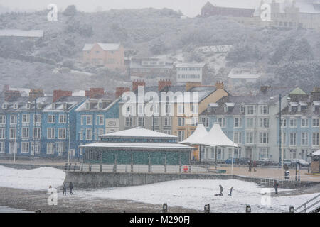 Aberystwyth, Ceredigion nel Galles, martedì 06 FebJanuary 2018 UK Meteo: forti bufere di neve coperta la spiaggia in Aberystwyth, West Wales, in una fredda mattina di febbraio il Met Office ha rilasciato un 'giallo' avvertenza per la neve e il ghiaccio, come una banda di nevischio e neve si sposta da ovest, a coprire gran parte del Galles e il nord dell'Inghilterra foto © Keith Morris / Alamy Live News Foto Stock
