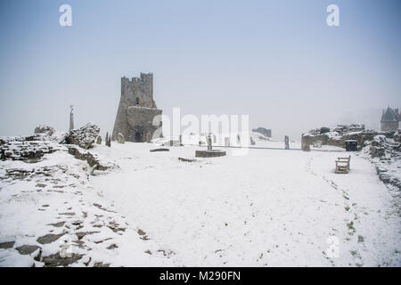Aberystwyth, Ceredigion nel Galles, martedì 06 FebJanuary 2018 UK Meteo: forti bufere di neve coperta Aberystwyth Castle, in una fredda mattina di febbraio nel Galles Occidentale. Il Met Office ha rilasciato un 'giallo' avvertenza per la neve e il ghiaccio, come una banda di nevischio e neve si sposta da ovest, a coprire gran parte del Galles e il nord dell'Inghilterra foto © Keith Morris / Alamy Live News Foto Stock