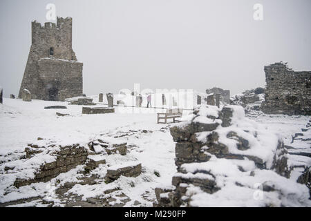 Aberystwyth, Ceredigion nel Galles, martedì 06 FebJanuary 2018 UK Meteo: forti bufere di neve coperta Aberystwyth Castle, in una fredda mattina di febbraio nel Galles Occidentale. Il Met Office ha rilasciato un 'giallo' avvertenza per la neve e il ghiaccio, come una banda di nevischio e neve si sposta da ovest, a coprire gran parte del Galles e il nord dell'Inghilterra foto © Keith Morris / Alamy Live News Foto Stock