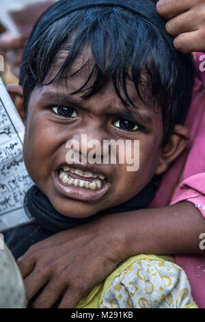 Febbraio 6, 2018 - Cox's Bazar, Bangladesh - una giovane ragazza Rohingya visto che posano per una foto in Kutupalong Refugee Camp In Cox bazar. Più di 800.000 rifugiati Rohingya sono fuggiti dal Myanmar Stato di Rakhine fin dal mese di agosto 2017, come la maggior parte di loro di tenere cercando di attraversare la frontiera per raggiungere il Bangladesh ogni giorno. Credito: Marcus paracolpi/SOPA/ZUMA filo/Alamy Live News Foto Stock