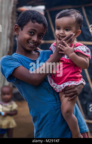 Febbraio 6, 2018 - Cox's Bazar, Bangladesh - un giovane ragazzo Rohingya e baby visto che posano per una foto in Kutupalong Refugee Camp In Cox bazar. Più di 800.000 rifugiati Rohingya sono fuggiti dal Myanmar Stato di Rakhine fin dal mese di agosto 2017, come la maggior parte di loro di tenere cercando di attraversare la frontiera per raggiungere il Bangladesh ogni giorno. Credito: Marcus paracolpi/SOPA/ZUMA filo/Alamy Live News Foto Stock