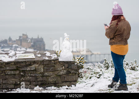 Aberystwyth, Ceredigion nel Galles, martedì 06 FebJanuary 2018 UK Meteo: studenti da Aberystwyth University prendere tempo fuori dal loro gli studi universitari per fare un pupazzo di neve sulla collina che si affaccia sulla città di mare , dopo una mattinata di neve pesante ha coperto la zona , trasformandolo in un paesaggio bianco, in una fredda mattina di febbraio il Met Office ha rilasciato un 'giallo' avvertenza per la neve e il ghiaccio, come una banda di nevischio e neve si sposta da ovest, a coprire gran parte del Galles e il nord dell'Inghilterra Photo credit: Keith Morris / Alamy Live News Foto Stock