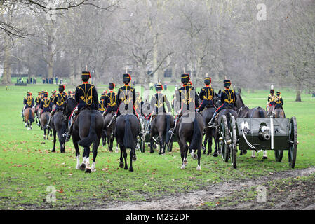 Una 41-gun salute era detenuto da il re della truppa Royal Artiglieria a cavallo nel parco verde, vicino a Buckingham Palace, a segnare la data della Regina Elisabetta II salita al trono - che si è verificato il 6 febbraio 1952 in seguito alla morte del re George VI Foto Stock