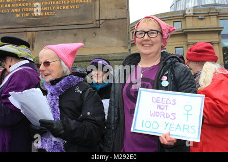 Newcastle upon Tyne, Regno Unito, 6 febbraio, 2018. Cento anni di voti per la celebrazione delle donne a Gray's Monument Newcastle upon Tyne, Regno Unito, 6 febbraio, 2018. David Whinham/Alamy Live News Foto Stock
