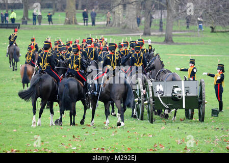 Una 41-gun salute era detenuto da il re della truppa Royal Artiglieria a cavallo nel parco verde, vicino a Buckingham Palace, a segnare la data della Regina Elisabetta II salita al trono - che si è verificato il 6 febbraio 1952 in seguito alla morte del re George VI Foto Stock