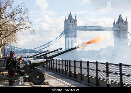 Londra, Regno Unito. Il 6 febbraio, 2018. I soldati in abito cerimoniale dall' onorevole compagnia di artiglieria, la città di Londra la riserva di reggimento dell'esercito e il più antico reggimento dell'esercito britannico, fuoco tre L118 cerimoniale pistole di luce durante una 62-gun salute attraverso il Fiume Tamigi per contrassegnare il sessantesimo anniversario della regina della adesione al trono il giorno suo padre, il re George VI, morì. Credito: Mark Kerrison/Alamy Live News Foto Stock