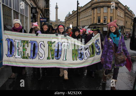 Newcastle upon Tyne, Regno Unito, 6 febbraio, 2018. Cento anni di voti per la celebrazione delle donne a Gray's Monument Newcastle upon Tyne, Regno Unito, 6 febbraio, 2018. David Whinham/Alamy Live News Foto Stock