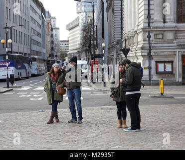 Londra, Regno Unito. 6 febbraio, 2018. I cieli blu oltre la piazza del Parlamento su una fredda giornata nel centro di Londra. Persone wrap up caldo come le previsioni meteo per la settimana più freddo finora questo anno©Keith Larby/Alamy Live News Foto Stock