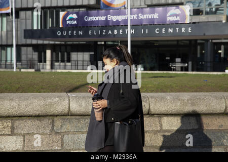 Londra, Regno Unito. 6 febbraio, 2018. I cieli blu su una fredda giornata nel centro di Londra. Persone wrap up caldo come le previsioni meteo per la settimana più freddo finora questo anno©Keith Larby/Alamy Live News Foto Stock