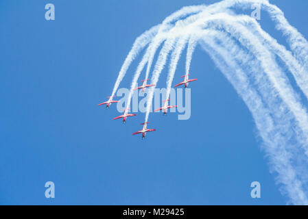 Singapore, Singapore - Feb 06, 2018: aeronautica militare indonesiana Giove Aerobatic Team di eseguire durante il Singapore Airshow al Changi Exhibition Centre. Credito: Tang Wai Chung/Truphotos.com/Alamy Live News Foto Stock