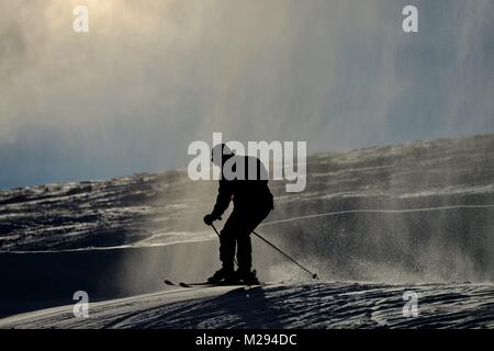 Sankt Andreasberg, Germania. 06 feb 2018. Le persone che praticano lo sport invernale, Germania, nella catena montuosa di Harz, 06. Febbraio 2018. Credito: Frank può | in tutto il mondo di utilizzo/dpa/Alamy Live News Foto Stock