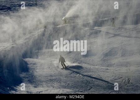 Sankt Andreasberg, Germania. 06 feb 2018. Le persone che praticano lo sport invernale, Germania, nella catena montuosa di Harz, 06. Febbraio 2018. Credito: Frank può | in tutto il mondo di utilizzo/dpa/Alamy Live News Foto Stock