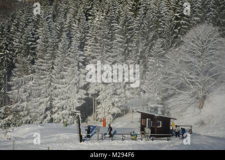 Sankt Andreasberg, Germania. 06 feb 2018. Le persone che praticano lo sport invernale, Germania, nella catena montuosa di Harz, 06. Febbraio 2018. Credito: Frank può | in tutto il mondo di utilizzo/dpa/Alamy Live News Foto Stock