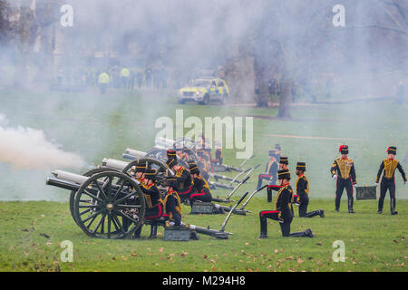 Londra, Regno Unito. Il 6 febbraio, 2018. La cottura la salute. In occasione del centenario delle donne a ottenere il voto, Kings truppa è condotto da funzionari di sesso femminile e ha un alta percentuale di donne troopers - Il Re della truppa Royal cavallo artiglieria, cavalcare i loro cavalli e carrozze pistola passato Buckingham Palace per Green Park a stadio di una pistola 41 Royal salutare per contrassegnare il sessantesimo anniversario dell'adesione di Sua Maestà la Regina. Credito: Guy Bell/Alamy Live News Foto Stock
