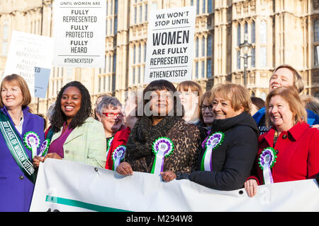 Westminster, Londra, Regno Unito. 6 febbraio 2018. La manodopera femminile di MPs e coetanei, compresi, Dame Margaret Beckett, Diane Abbott, Dame Margaret Hodge ha, Alba Butler, Angela Eagle e molti altri celebrano il centenario della il suffragio femminile e cento anni di voto delle donne nella parte anteriore del case del Parlamento. Credito: Imageplotter News e sport/Alamy Live News Foto Stock