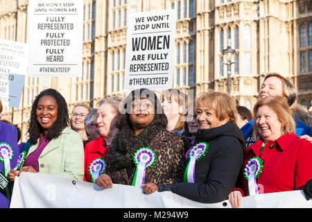 Westminster, Londra, Regno Unito. 6 febbraio 2018. La manodopera femminile di MPs e coetanei, compresi, Dame Margaret Beckett, Diane Abbott, Dame Margaret Hodge ha, Alba Butler, Angela Eagle e molti altri celebrano il centenario della il suffragio femminile e cento anni di voto delle donne nella parte anteriore del case del Parlamento. Credito: Imageplotter News e sport/Alamy Live News Foto Stock