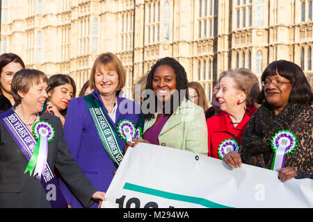 Westminster, Londra, Regno Unito. 6 febbraio 2018. Harriet Harman (l), Dame Margaret Beckett (m), Diane Abbott (r). La manodopera femminile di MPs e coetanei, compresi, Dame Margaret Beckett, Diane Abbott, Dame Margaret Hodge ha, Alba Butler, Angela Eagle e molti altri celebrano il centenario della il suffragio femminile e cento anni di voto delle donne nella parte anteriore del case del Parlamento. Credito: Imageplotter News e sport/Alamy Live News Foto Stock