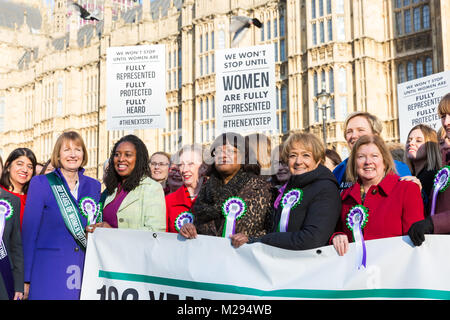 Westminster, Londra, Regno Unito. 6 febbraio 2018. La manodopera femminile di MPs e coetanei, compresi, Dame Margaret Beckett, Diane Abbott, Dame Margaret Hodge ha, Alba Butler, Angela Eagle e molti altri celebrano il centenario della il suffragio femminile e cento anni di voto delle donne nella parte anteriore del case del Parlamento. Credito: Imageplotter News e sport/Alamy Live News Foto Stock