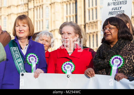 Westminster, Londra, Regno Unito. 6 febbraio 2018. Harriet Harman (l), Dame Margaret Beckett (m), Diane Abbott (r). La manodopera femminile di MPs e coetanei, compresi, Dame Margaret Beckett, Diane Abbott, Dame Margaret Hodge ha, Alba Butler, Angela Eagle e molti altri celebrano il centenario della il suffragio femminile e cento anni di voto delle donne nella parte anteriore del case del Parlamento. Credito: Imageplotter News e sport/Alamy Live News Foto Stock