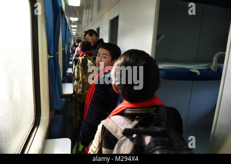 (180206) -- LONGXI, 6 febbraio 2018 (Xinhua) -- Sun Jianjun (seconda R) ottiene sul treno K419 sul suo modo home, 1 febbraio 2018. Festival di primavera, o il nuovo anno lunare cinese, cade il 16 febbraio di quest'anno. Centinaia di milioni di cinesi ritorneranno alle loro città di appartenenza per riunioni di famiglia. 14-anno-vecchio Jianjun Sun e i suoi 15 compagni di scuola sono tra questi viaggiatori desiderosi torna alla home. Il 1 febbraio il primo giorno del 2018 Festival di Primavera di viaggio rush, hanno intensificato su un treno in Nantong dell oriente cinese della provincia di Jiangsu su un viaggio a casa che è più di duemila chilometri di distanza. Lungo la 36 Ore di percorso, Foto Stock