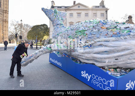 Londra, Regno Unito. 6 febbraio 2018. "Plasticus' una balena fatta dalle bottiglie di plastica è visto al di fuori della sede del Parlamento per promuovere Sky della Ocean Rescue, una campagna per ridurre la quantità di plastica negli oceani di tutto il mondo. Non solo la plastica hanno un effetto dannoso sulla vita marina, ma finisce anche nella catena alimentare che viene ingerito da esseri umani. Il numero di bottiglie di plastica utilizzati nella costruzione Plasticus è lo stesso numero di plastica che termina nell'oceano ogni secondo. Credito: Stephen Chung / Alamy Live News Foto Stock