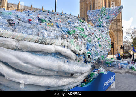 Londra, Regno Unito. 6 febbraio 2018. "Plasticus' una balena fatta dalle bottiglie di plastica è visto al di fuori della sede del Parlamento per promuovere Sky della Ocean Rescue, una campagna per ridurre la quantità di plastica negli oceani di tutto il mondo. Non solo la plastica hanno un effetto dannoso sulla vita marina, ma finisce anche nella catena alimentare che viene ingerito da esseri umani. Il numero di bottiglie di plastica utilizzati nella costruzione Plasticus è lo stesso numero di plastica che termina nell'oceano ogni secondo. Credito: Stephen Chung / Alamy Live News Foto Stock