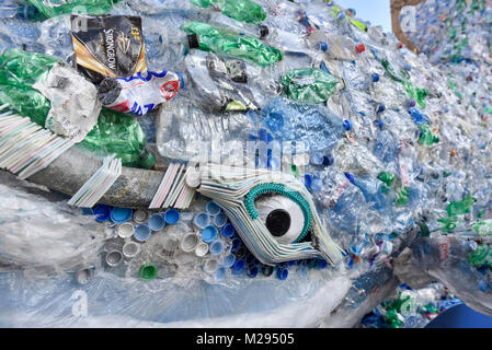 Londra, Regno Unito. 6 febbraio 2018. "Plasticus' una balena fatta dalle bottiglie di plastica è visto al di fuori della sede del Parlamento per promuovere Sky della Ocean Rescue, una campagna per ridurre la quantità di plastica negli oceani di tutto il mondo. Non solo la plastica hanno un effetto dannoso sulla vita marina, ma finisce anche nella catena alimentare che viene ingerito da esseri umani. Il numero di bottiglie di plastica utilizzati nella costruzione Plasticus è lo stesso numero di plastica che termina nell'oceano ogni secondo. Credito: Stephen Chung / Alamy Live News Foto Stock