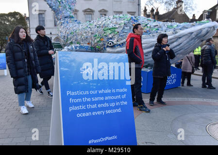 Londra, Regno Unito. 6 febbraio 2018. "Plasticus' una balena fatta dalle bottiglie di plastica è visto al di fuori della sede del Parlamento per promuovere Sky della Ocean Rescue, una campagna per ridurre la quantità di plastica negli oceani di tutto il mondo. Non solo la plastica hanno un effetto dannoso sulla vita marina, ma finisce anche nella catena alimentare che viene ingerito da esseri umani. Il numero di bottiglie di plastica utilizzati nella costruzione Plasticus è lo stesso numero di plastica che termina nell'oceano ogni secondo. Credito: Stephen Chung / Alamy Live News Foto Stock