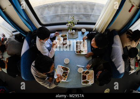 (180206) -- LONGXI, 6 febbraio 2018 (Xinhua) -- Sun Jianjun mangia il pranzo sul treno K419, Febbraio 2, 2018. Festival di primavera, o il nuovo anno lunare cinese, cade il 16 febbraio di quest'anno. Centinaia di milioni di cinesi ritorneranno alle loro città di appartenenza per riunioni di famiglia. 14-anno-vecchio Jianjun Sun e i suoi 15 compagni di scuola sono tra questi viaggiatori desiderosi torna alla home. Il 1 febbraio il primo giorno del 2018 Festival di Primavera di viaggio rush, hanno intensificato su un treno in Nantong dell oriente cinese della provincia di Jiangsu su un viaggio a casa che è più di duemila chilometri di distanza. Lungo la 36 Ore di percorso, hanno dovuto prendere un elevato Foto Stock