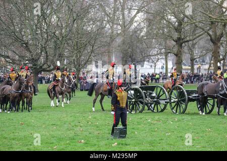 Londra, Regno Unito. 6 febbraio, 2018. Una 41-gun salute dai re di truppa cavallo Royal Artillery è sparato nel parco verde di Londra, Regno Unito il 6 febbraio 2018 per contrassegnare il sessantesimo anno dal HM Regina della adesione al trono. Credito: claire doherty/Alamy Live News Foto Stock