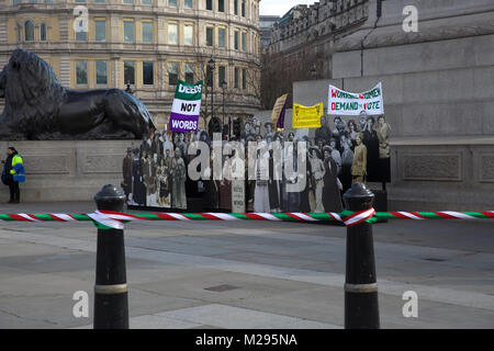 Londra, Regno Unito. 6 febbraio, 2018. Regno Unito Meteo. Fredda giornata con cieli blu su Trafalgar Square nel centro di Londra. Persone wrap up caldo come le previsioni meteo per la settimana più freddo finora questo anno Credito: Keith Larby/Alamy Live News Foto Stock