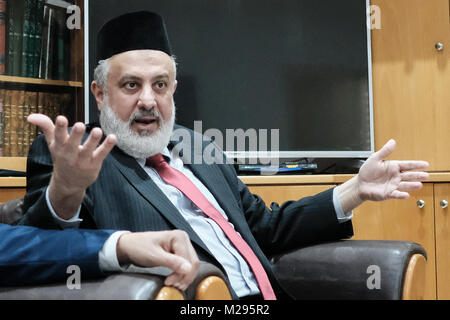 Haifa, Israele. 6 febbraio, 2018. Emiro MUHAMMAD SHARIF ODEH, capo della Ahmadiyya comunità musulmana in Israele, descrive il suo punto di vista di Islam e la necessità di ristabilire la sua vera essenza e la forma originaria che era stata perduta attraverso i secoli. La Ahmadiyya Comunità musulmana è stimata essere il 1 per cento della comunità musulmana in tutto il mondo, un dinamico e in rapida crescita internazionale movimento di rinascita all'interno dell'Islam. Fondata nel 1889 nel Punjab, India britannica, esso copre oltre 200 paesi con adesione superiore a milioni. Attuale sede nel Regno Unito. Credito: Nir Alon/Alamy Live News Foto Stock