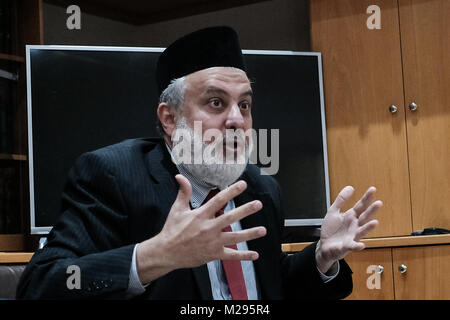 Haifa, Israele. 6 febbraio, 2018. Emiro MUHAMMAD SHARIF ODEH, capo della Ahmadiyya comunità musulmana in Israele, descrive il suo punto di vista di Islam e la necessità di ristabilire la sua vera essenza e la forma originaria che era stata perduta attraverso i secoli. La Ahmadiyya Comunità musulmana è stimata essere il 1 per cento della comunità musulmana in tutto il mondo, un dinamico e in rapida crescita internazionale movimento di rinascita all'interno dell'Islam. Fondata nel 1889 nel Punjab, India britannica, esso copre oltre 200 paesi con adesione superiore a milioni. Attuale sede nel Regno Unito. Credito: Nir Alon/Alamy Live News Foto Stock