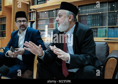 Haifa, Israele. 6 febbraio, 2018. Emiro MUHAMMAD SHARIF ODEH (R), la testa della Ahmadiyya comunità musulmana in Israele, descrive il suo punto di vista di Islam e la necessità di ristabilire la sua vera essenza e la forma originaria che era stata perduta attraverso i secoli. La Ahmadiyya Comunità musulmana è stimata essere il 1 per cento della comunità musulmana in tutto il mondo, un dinamico e in rapida crescita internazionale movimento di rinascita all'interno dell'Islam. Fondata nel 1889 nel Punjab, India britannica, esso copre oltre 200 paesi con adesione superiore a milioni. Attuale sede nel Regno Unito. Credito: Nir Alon/Alamy Live News Foto Stock