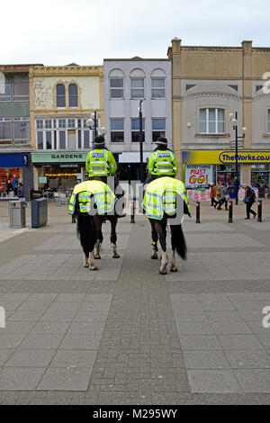 Weston-super-Mare, Regno Unito. Il 6 febbraio, 2018. Montate i funzionari di polizia di pattuglia nel centro della citta'. Avon e Somerset Constabulary montato sezione ha dodici cavalli ed è in base a Bower Ashton nella periferia di Bristol. Keith Ramsey/Alamy Live News Foto Stock