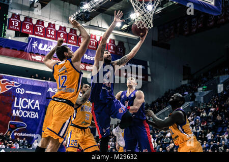 Mosca Mosca, Russia. 5 febbraio, 2018. Nikita Kurbanov, #41 di va per un colpo contro Khimki Mosca defender Sergey Monia durante un russo VTB United league a Mosca. Credito: Nicholas Muller/SOPA/ZUMA filo/Alamy Live News Foto Stock