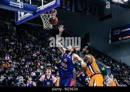 Mosca Mosca, Russia. 5 febbraio, 2018. Nikita Kurbanov del CSKA Mosca battaglie per un rimbalzo contro Malcolm Thomas di Khimki Mosca durante un russo VTB United league a Mosca. Credito: Nicholas Muller/SOPA/ZUMA filo/Alamy Live News Foto Stock