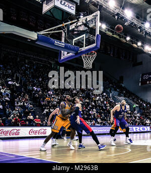 Mosca Mosca, Russia. 5 febbraio, 2018. Malcolm Thomas, #23 di Mosca Khimki combatte per posizione contro il CSKA Mosca in avanti, #20 Andrey Vorontsevich durante il russo VTB United league a Mosca. Credito: Nicholas Muller/SOPA/ZUMA filo/Alamy Live News Foto Stock