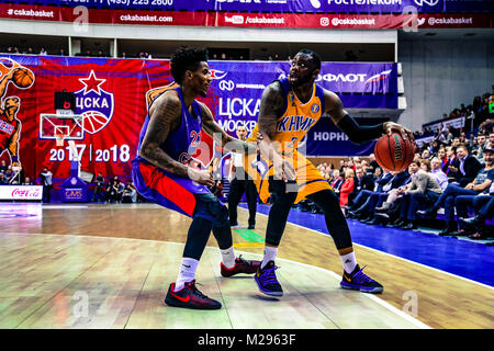 Mosca Mosca, Russia. 5 febbraio, 2018. James Anderson, #21 di Mosca Khimki retrocede giù il CSKA Mosca defender verrà Clyburn durante un russo VTB United league a Mosca. Credito: Nicholas Muller/SOPA/ZUMA filo/Alamy Live News Foto Stock